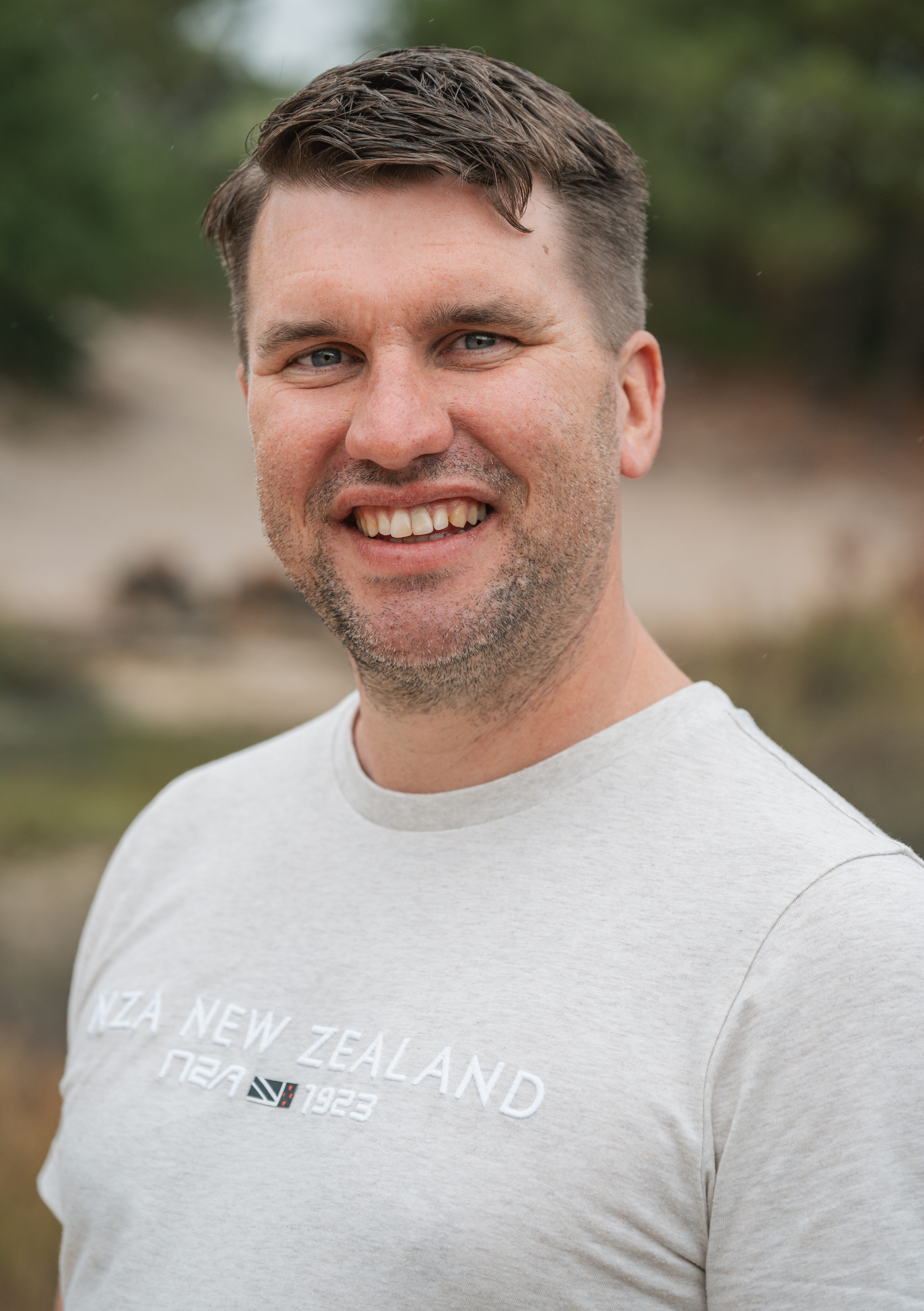 Portret van Erik Boots van EBTL buiten gefotografeerd