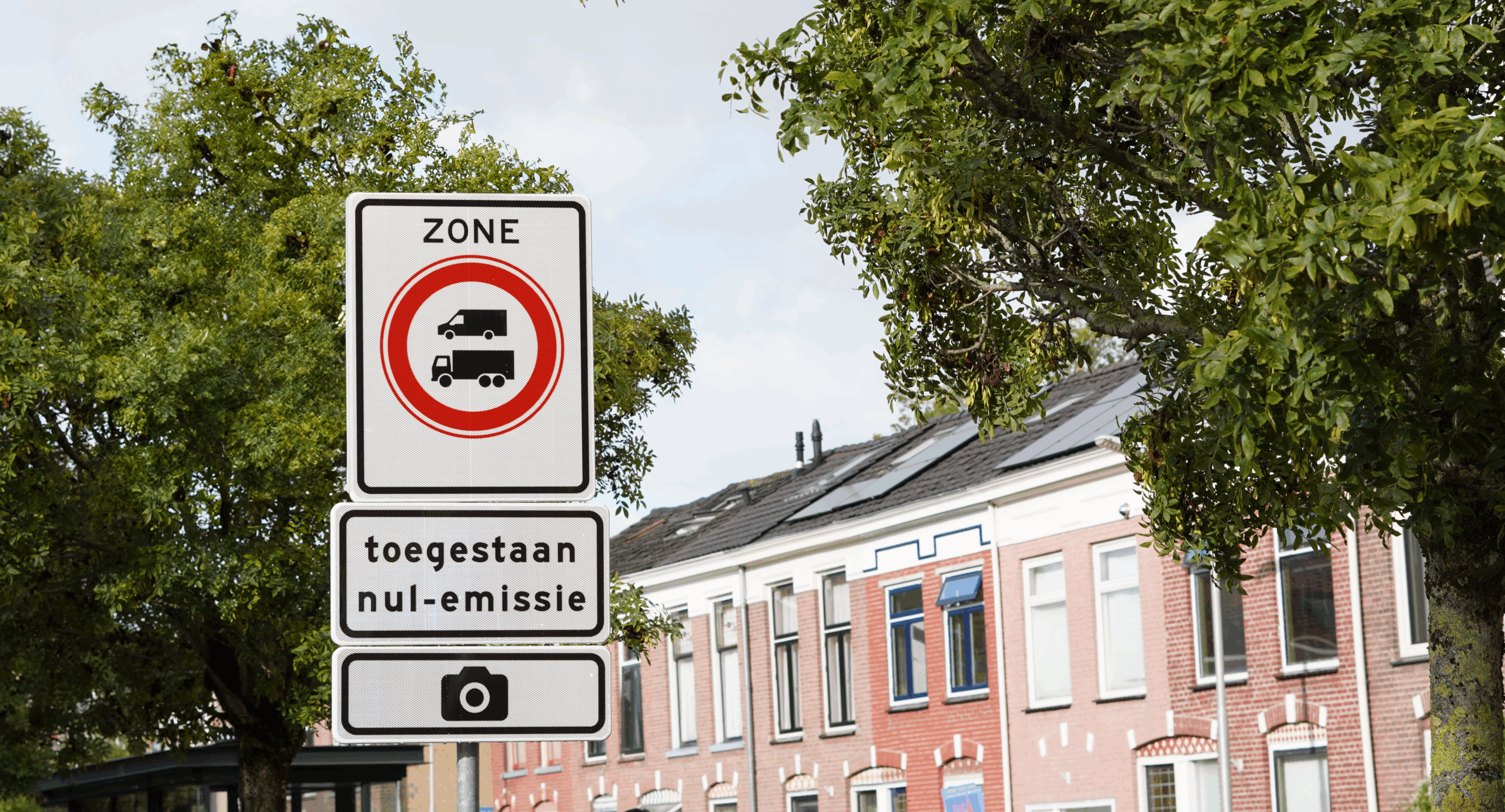 Verkeersbord voor zero emissiezone in Delft waar alleen uitstootvrije voertuigen zijn toegestaan