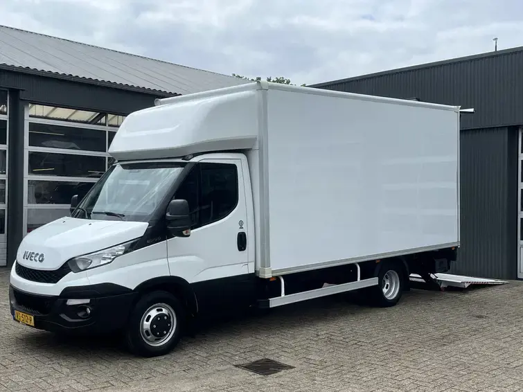Witte bakwagen gebruikt voor distributietransport en leveringen in stedelijke gebieden