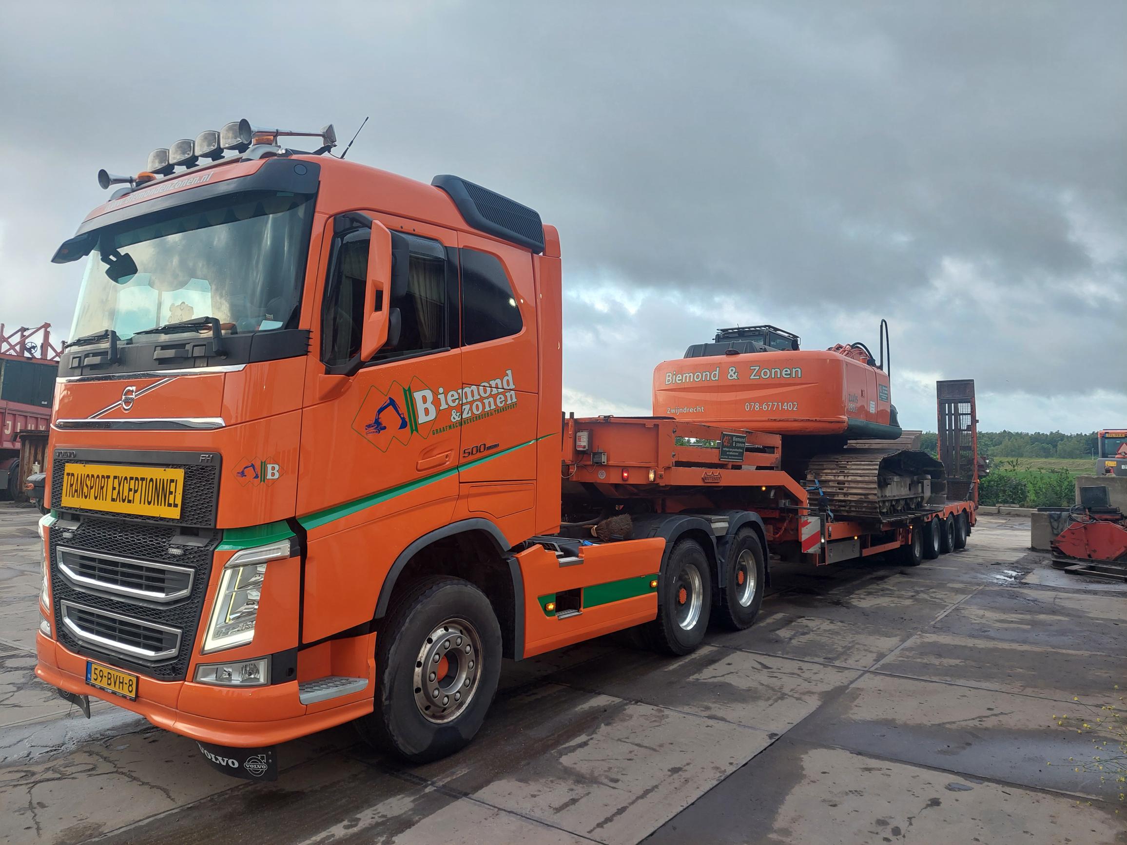 Vrachtwagen van Biemond & Zonen met dieplader voor transport van graafmachine en zwaar materieel